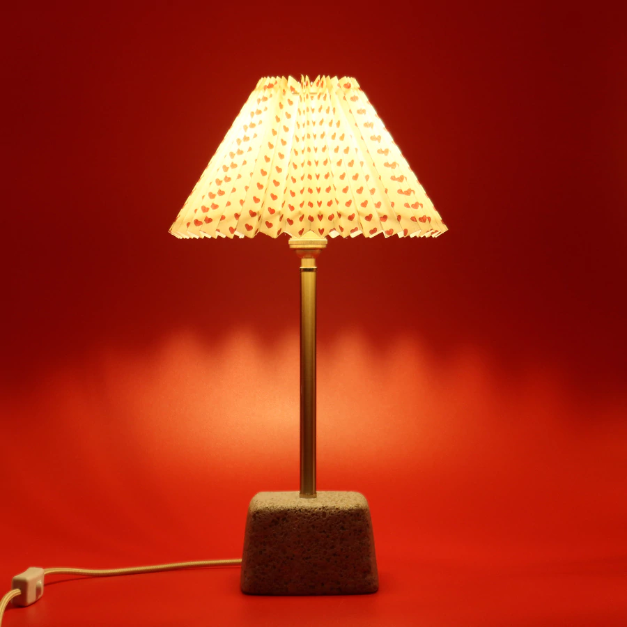 abajur-plissado-namorados-d57588f68c152163e717494250969854-1024-1024.webp